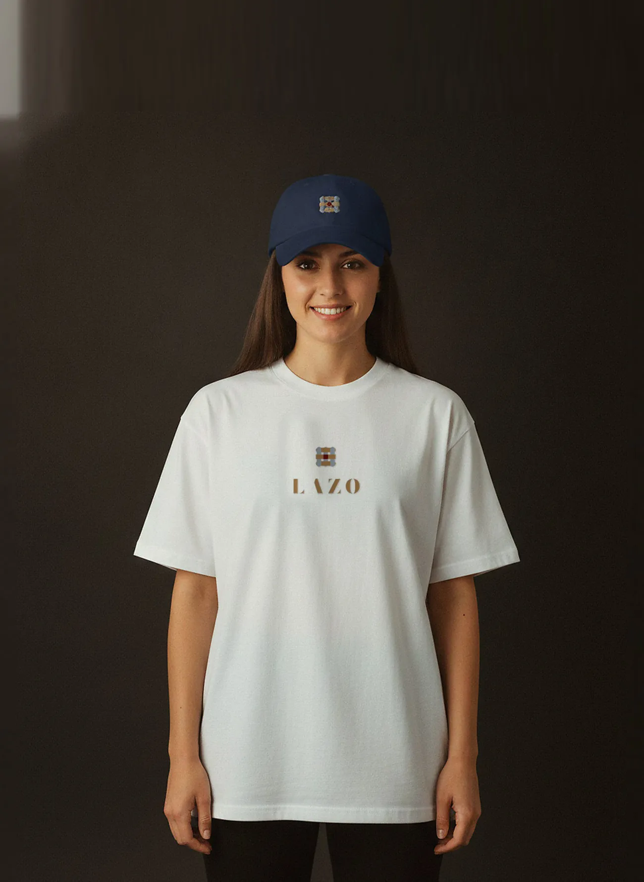 Gorra y camiseta oversize blanca, con el nudo bordado