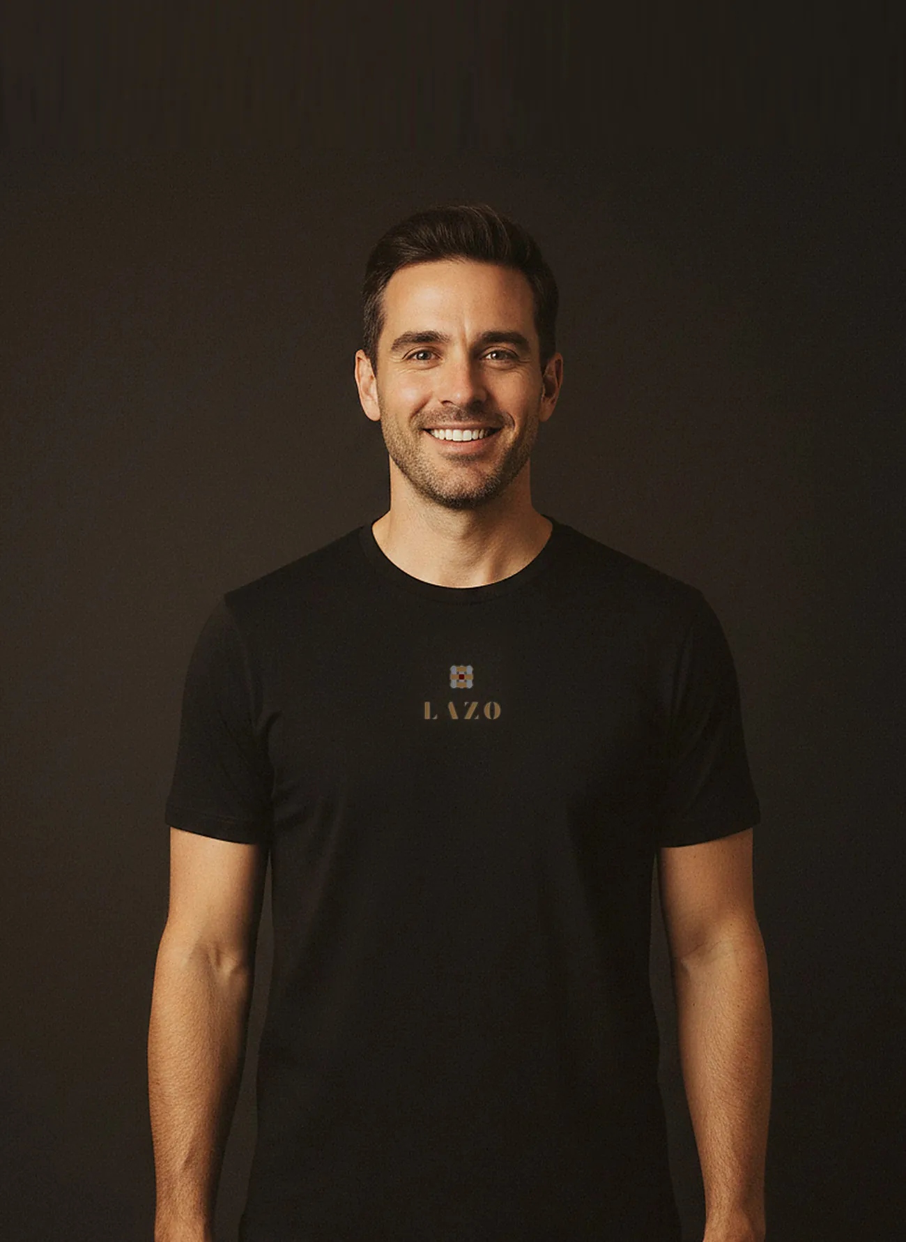 Camiseta negra con el nudo bordado al pecho
