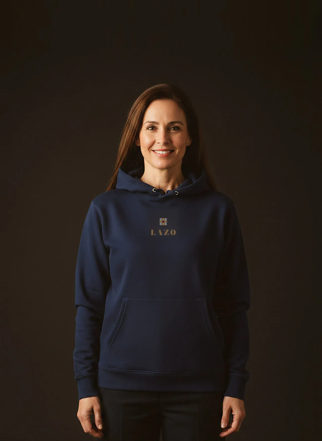 Hoodie azul marino con el nudo bordado al pecho